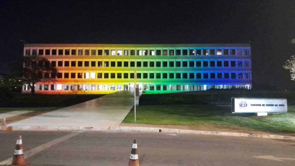mes-do-orgulho-lgbtqiapn+:-tcu-e-iluminado-com-cores-do-arco-iris