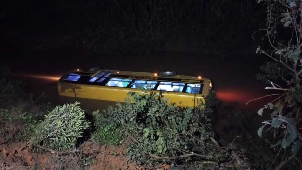 onibus-escolar-com-criancas-tomba-em-rio-de-santa-catarina