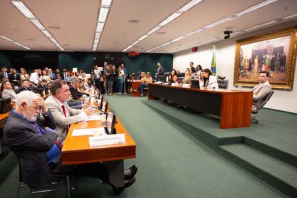 obstrucao-governista-funciona-e-ccj-nao-vota-anistia-a-presos-do-8/1