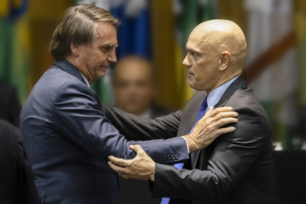 Bolsonaro critica Moraes depois de viagem negada: “Inquérito dado para ele” bolsonaro-critica-moraes-apos-viagem-negada:-“inquerito-dado-para-ele”