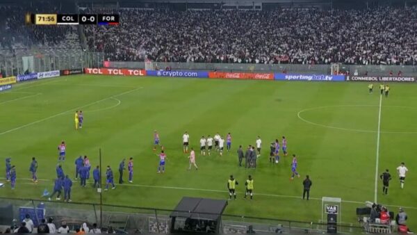 Tensão e pânico: vídeos mostram confusão em Colo-Colo x Fortaleza tensao-e-panico:-videos-mostram-confusao-em-colo-colo-x-fortaleza