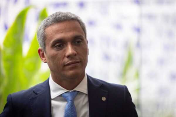 Depois de sugerir Gleisi em trisal, Gayer diz que não quis “constrangê-la” apos-sugerir-gleisi-em-trisal,-gayer-diz-que-nao-quis-“constrange-la”