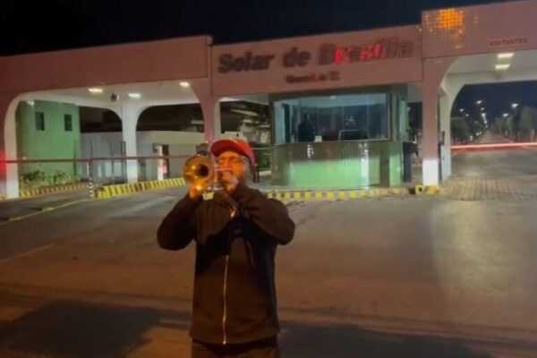 trompetista-toca-marcha-funebre-no-condominio-de-bolsonaro.-video