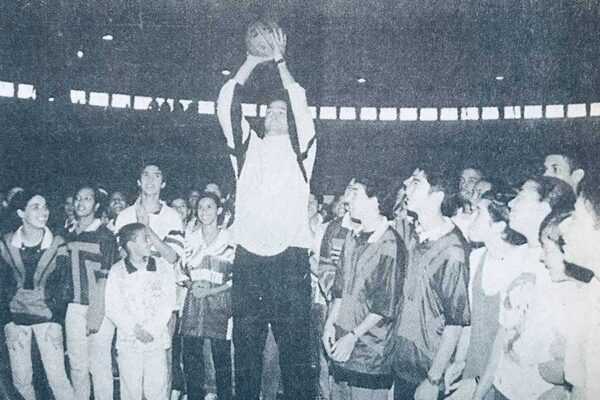 oscar-schmidt-marcou-abertura-das-olimpiadas-estudantis-de-taboao-da-serra-em-1998